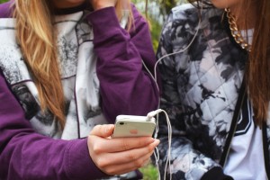 people-hand-iphone-smartphone-300x200.jpg